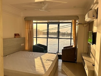 Soni's Mansion Shivsagar,Near Western Temple In Front Of Shiv Sagar Lake,3 star