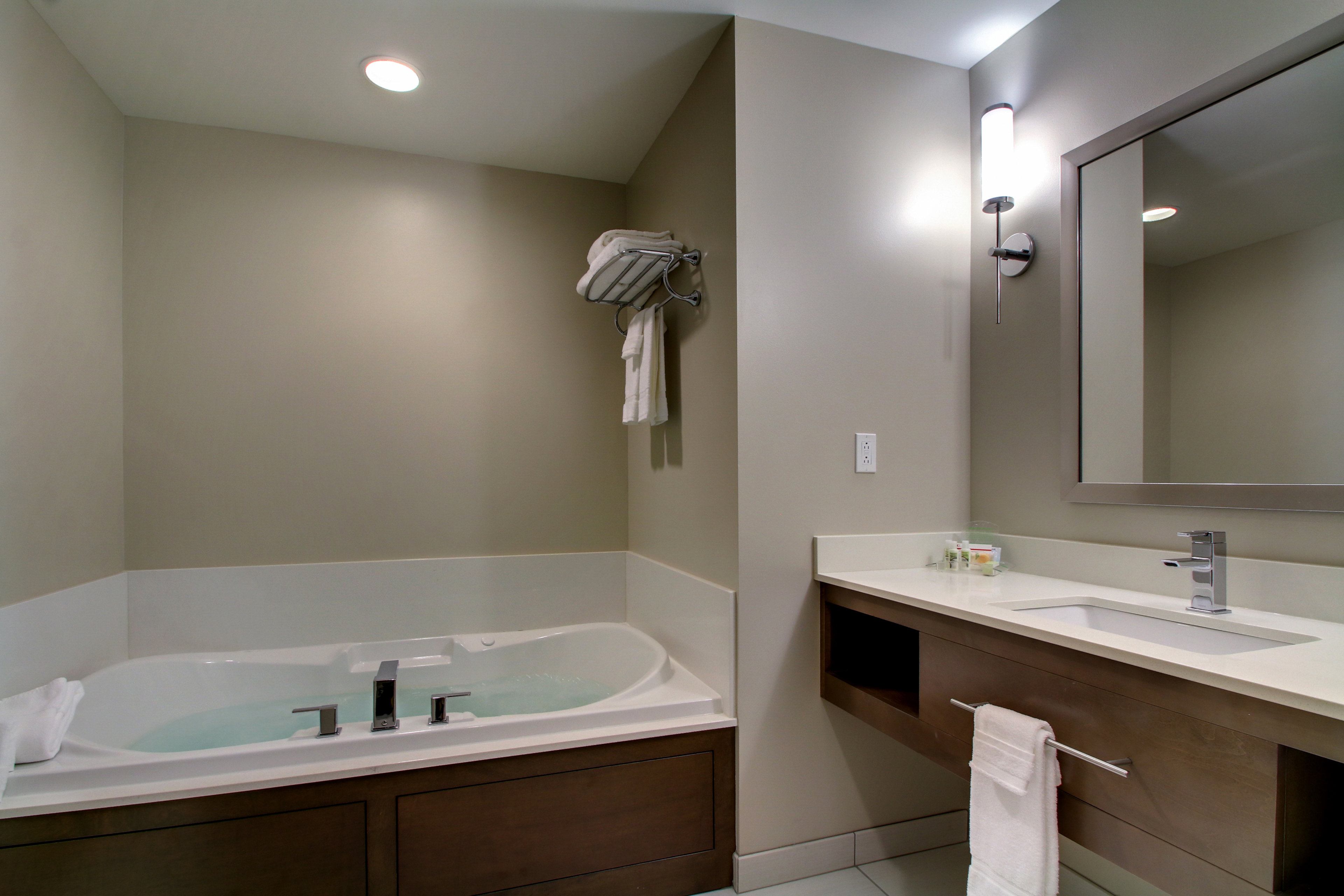 holiday inn peoria at grand prairie by ihg