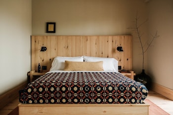New Paltz Way Hotel,11 Water St,2 star