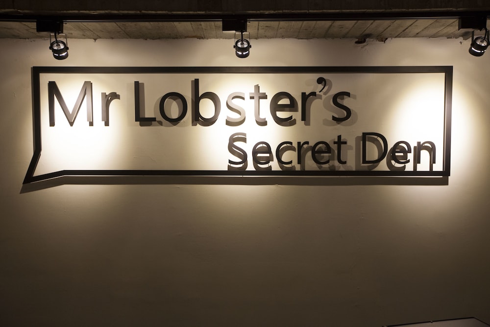 mr lobsters secret den design hostel