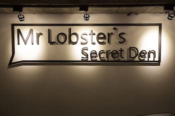 mr lobsters secret den design hostel