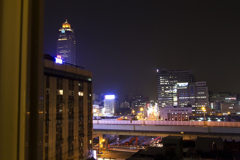 mr lobsters secret den design hostel