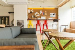 mr lobsters secret den design hostel