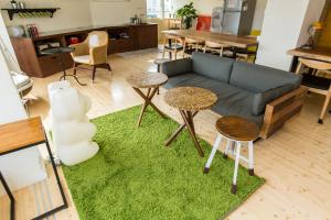 mr lobsters secret den design hostel