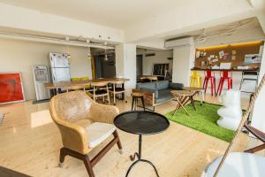 mr lobsters secret den design hostel