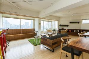 mr lobsters secret den design hostel