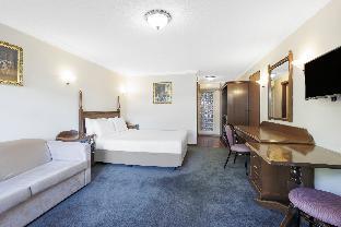 elizabethan lodge