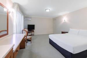 elizabethan lodge