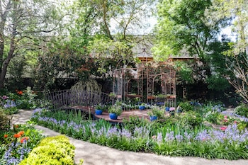 elizabethan lodge