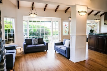 elizabethan lodge