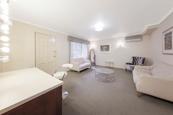 elizabethan lodge