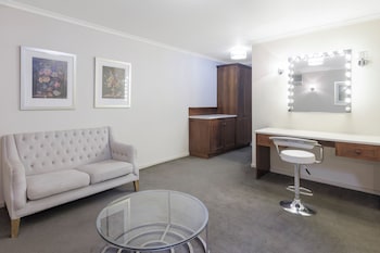 elizabethan lodge