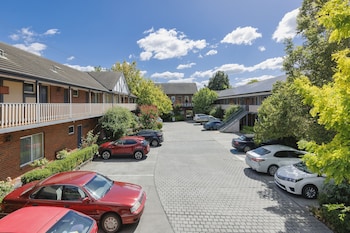 elizabethan lodge