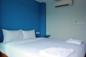 cheeky monkeys samui