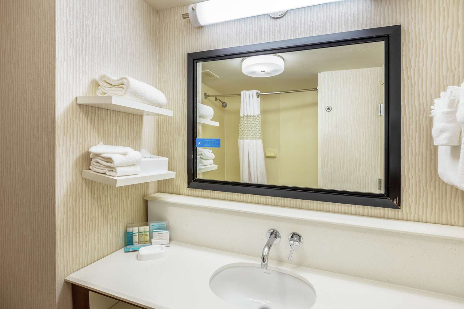 hampton inn and suites austin airport