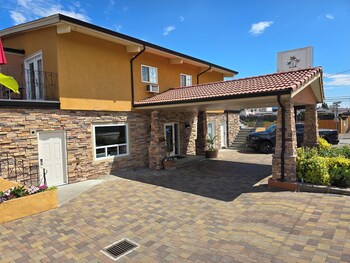 sahara courtyard inn