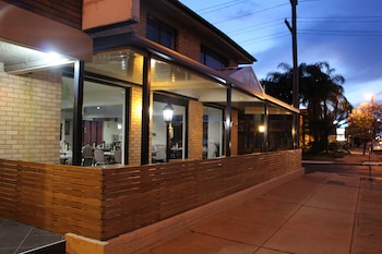 golden west motor inn