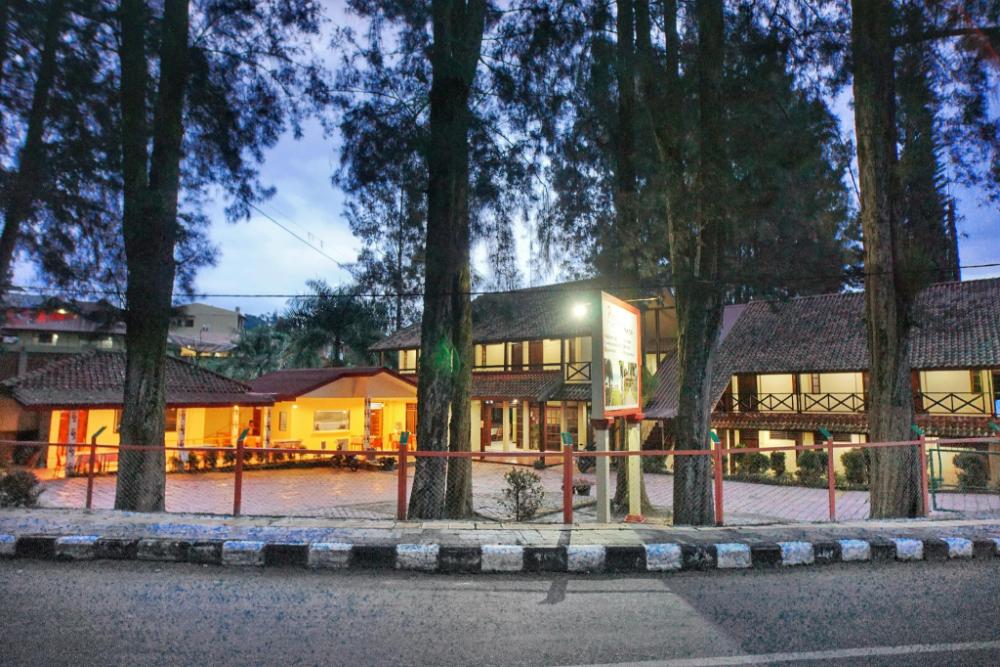 pandu lakeside hotel tuktuk