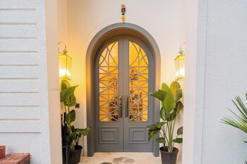 elivaas purple coral luxe 5 bhk villa