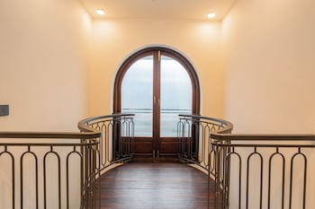 elivaas purple coral luxe 5 bhk villa