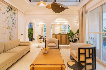 Elivaas Purple Coral Luxe 5-Bhk Villa,,2 star