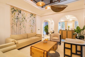 Elivaas Purple Coral Luxe 5-Bhk Villa,,2 star