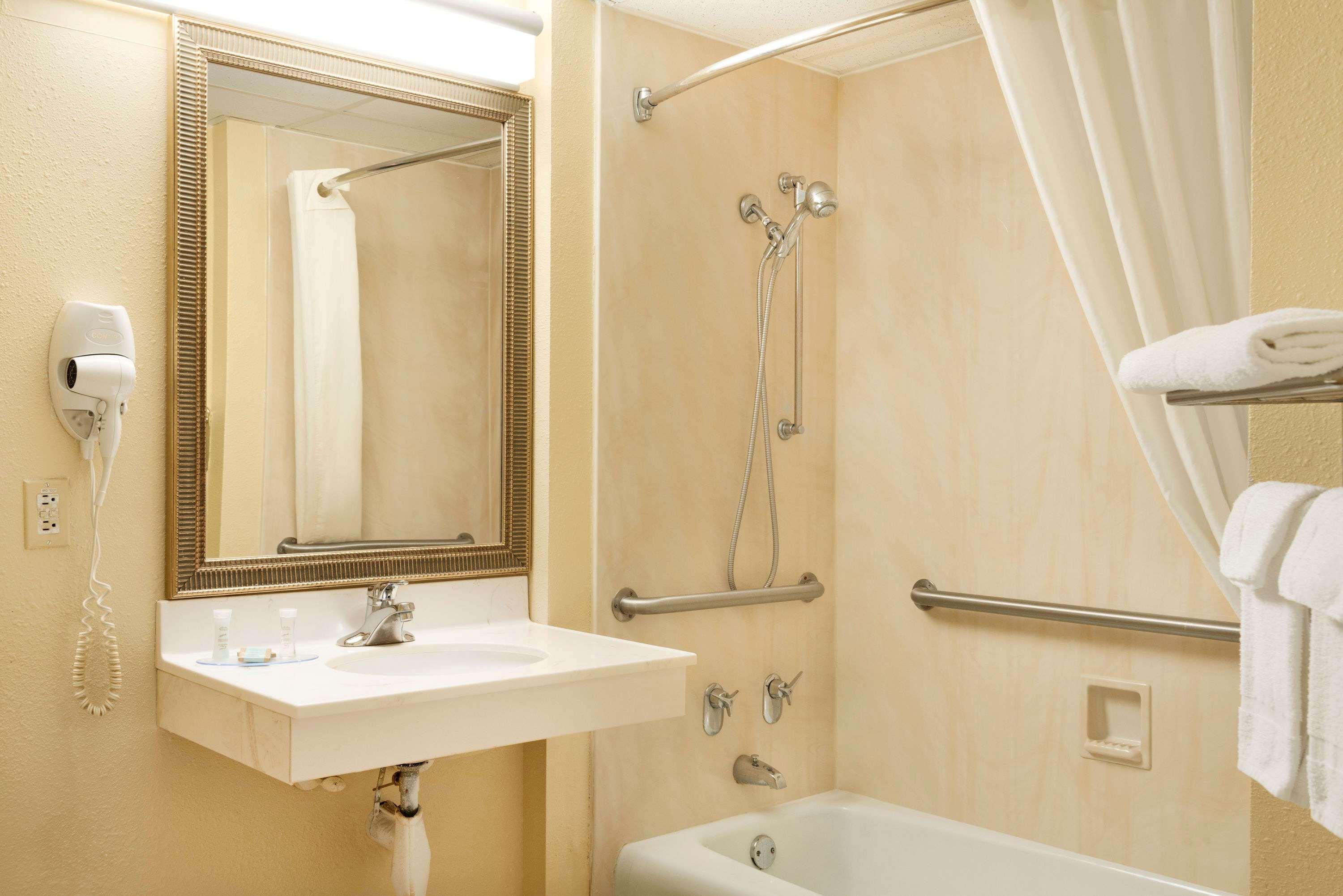 Travelodge By Wyndham Sturgis,Mendon>>Kalamazoo,2 star
