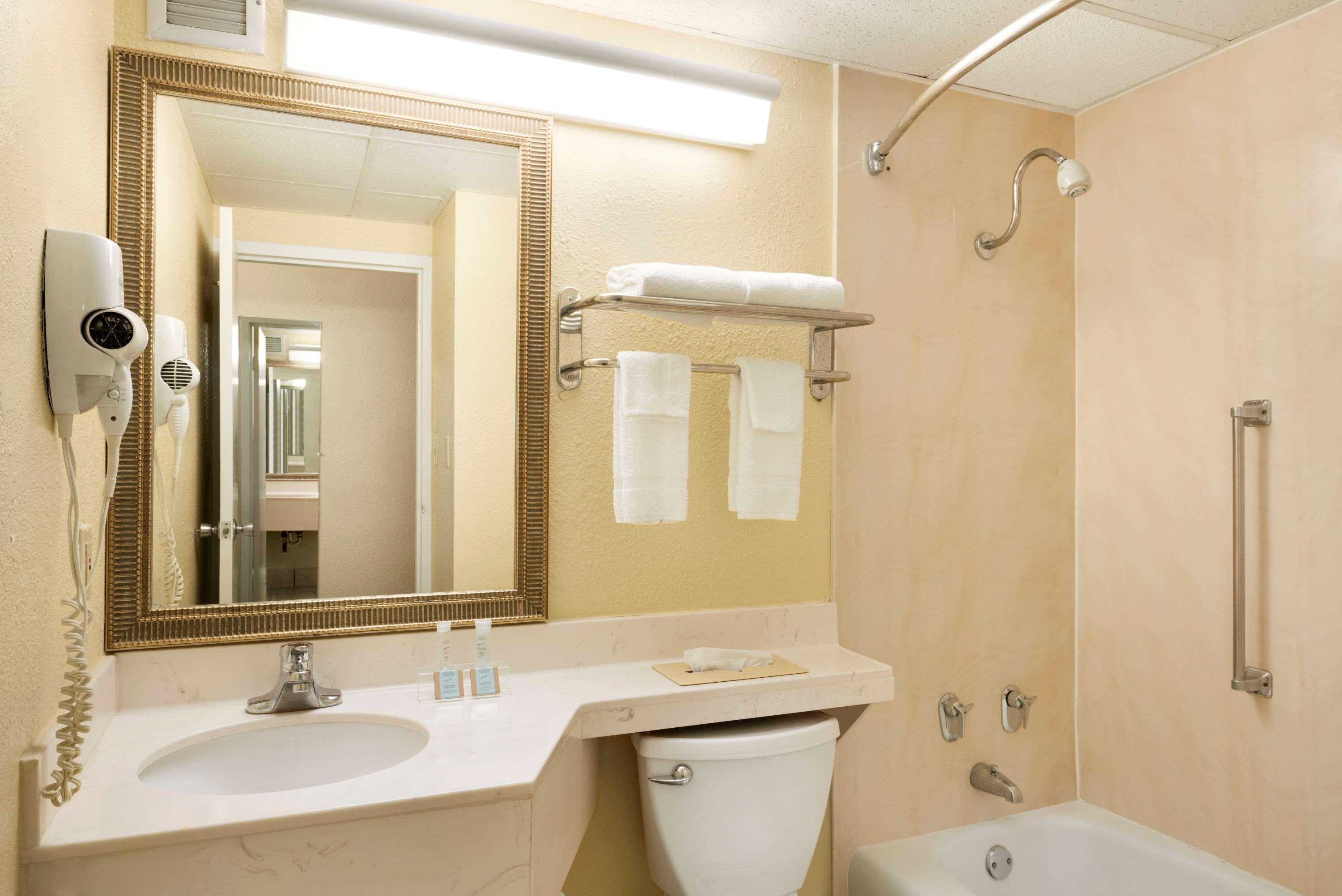 Travelodge By Wyndham Sturgis,Mendon>>Kalamazoo,2 star