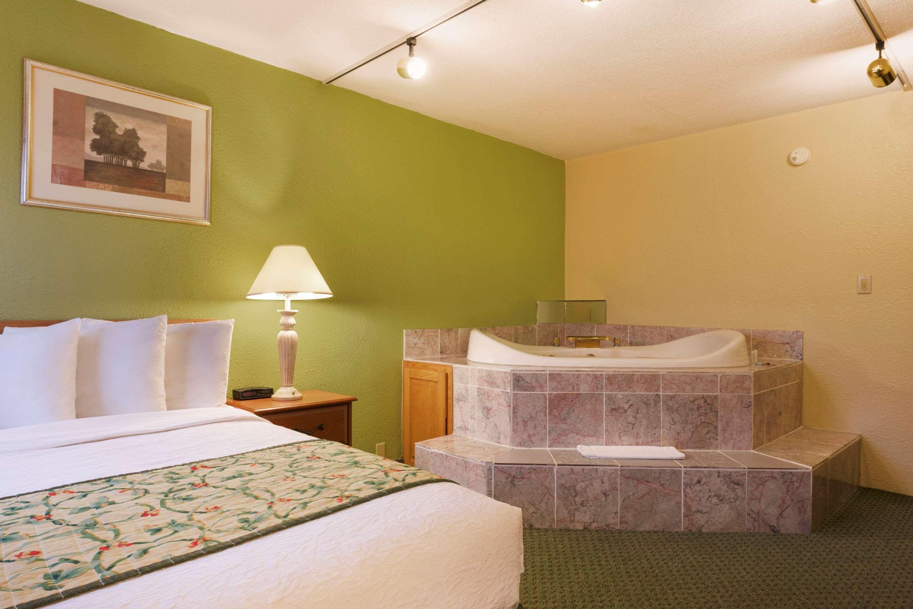 Travelodge By Wyndham Sturgis,Mendon>>Kalamazoo,2 star