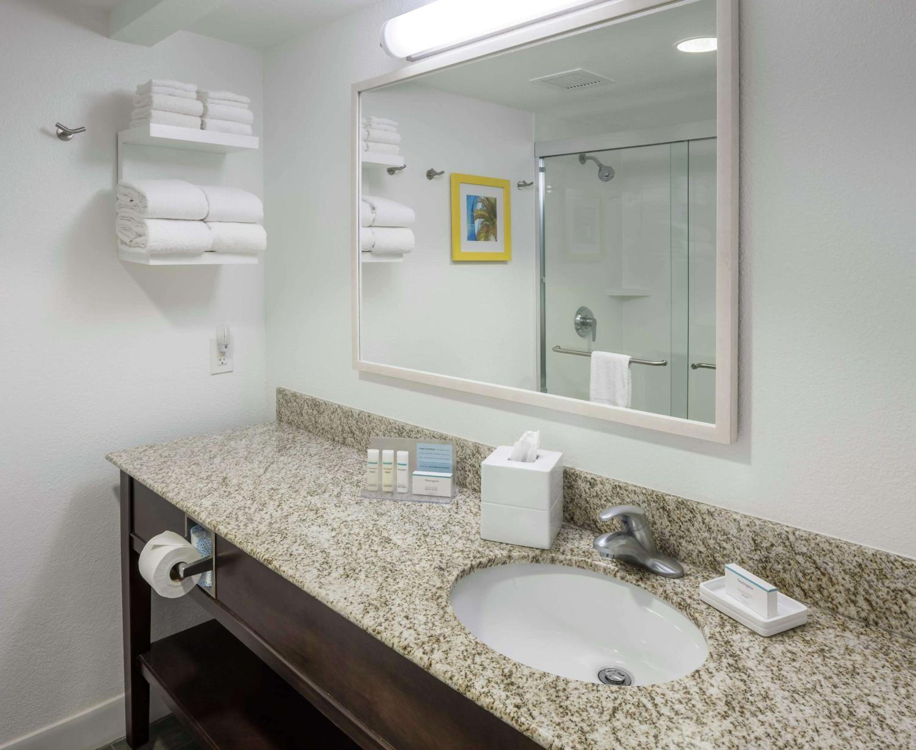 hampton inn and suites by hilton miami doral dolphin mall