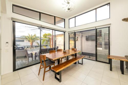 Athena Studio Units,Shire Of Bungil>>Roma,4 star