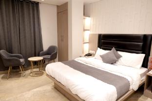 hotel boss in opposite new delhi station
