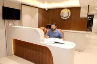 hotel boss in opposite new delhi station