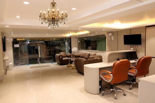 hotel boss in opposite new delhi station