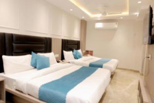 hotel boss in opposite new delhi station