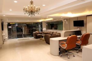 hotel boss in opposite new delhi station