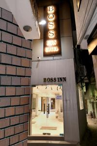 hotel boss in opposite new delhi station