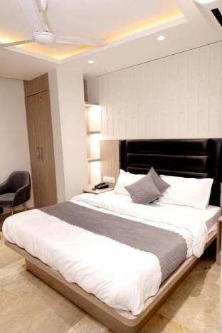 hotel boss in opposite new delhi station