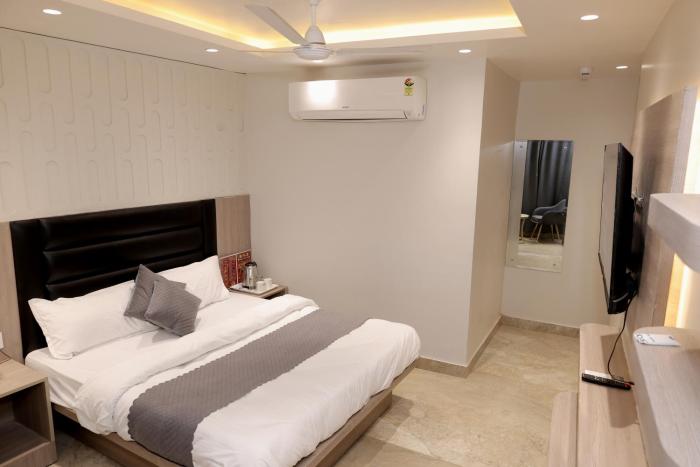 hotel boss in opposite new delhi station