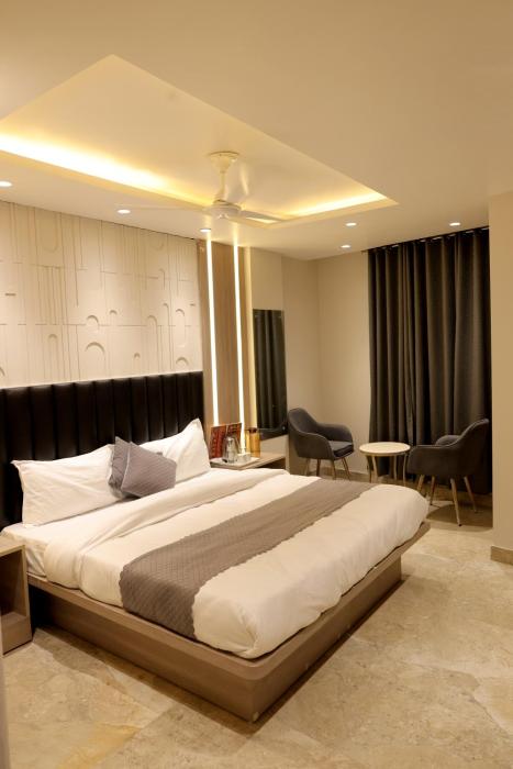hotel boss in opposite new delhi station