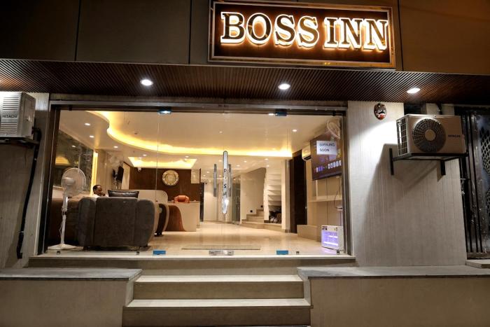 hotel boss in opposite new delhi station