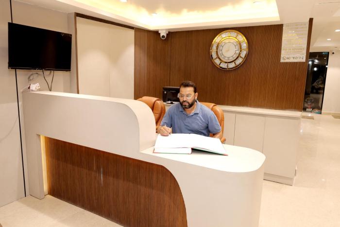 hotel boss in opposite new delhi station