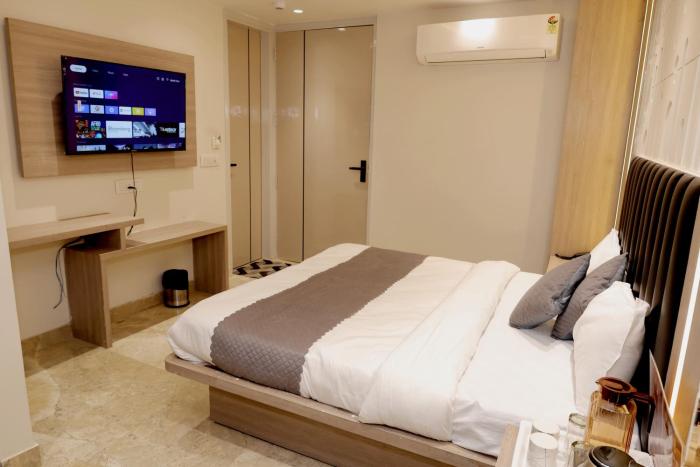 hotel boss in opposite new delhi station