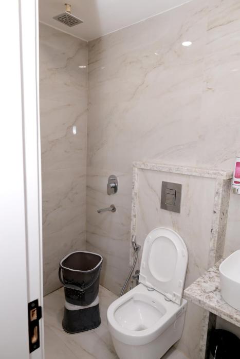 hotel boss in opposite new delhi station