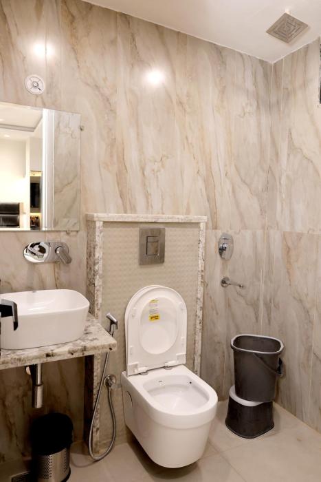 hotel boss in opposite new delhi station