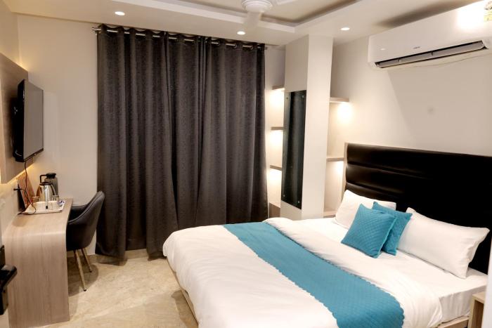 hotel boss in opposite new delhi station