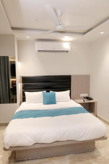 hotel boss in opposite new delhi station
