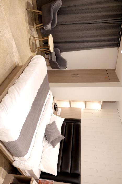 hotel boss in opposite new delhi station