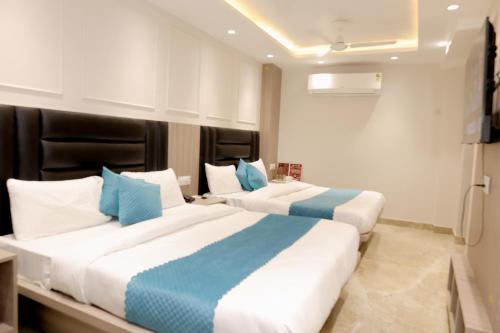 hotel boss in opposite new delhi station