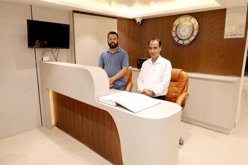 hotel boss in opposite new delhi station